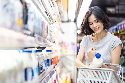 Kebiasaan Konsumen Ketika Melihat Plastik Kemasan Produk