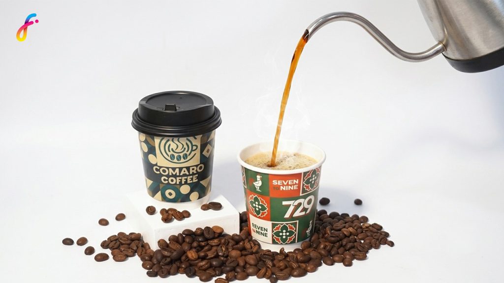 gelas kertas flexycup saat sedang dituangkan kopi panas